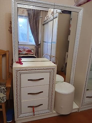 yatağ dəstləri: Yataq otağı mebel dəsti Tərkibi: - Çarpayı: yumşaq, düyməli — 3