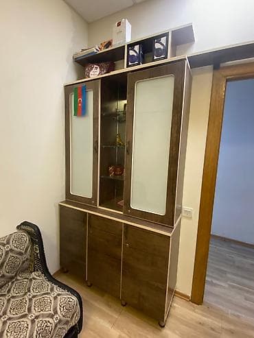 Yemək otağı üçün vitrin-dolab - Material: taxta/laminat. - Rəng: tünd