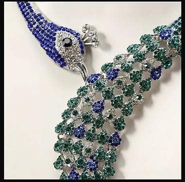 Сумки: Təsvir: - Zümrüd-yaşıl və safir-mavi daşlarla bəzədilmiş tovuzquşu — 4