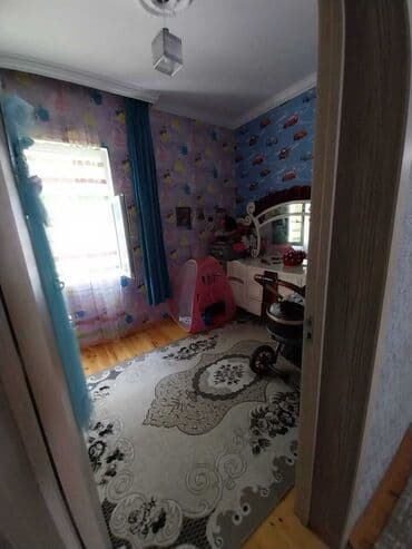 kewle qesebesinde ev: Satılır: həyətli ev - Geniş, tam daş döşəməli həyət. Hündür, taxta — 17