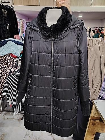 Qadınlar üçün uzun qara qış paltosu - Model: kapüşonlu, düz kəsim