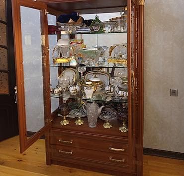 Şüşə vitrini olan bufet-dolab - Material: ağac gövdə, ön və yan