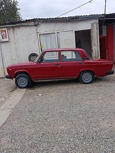 07 maşinlar: VAZ 2107, qırmızı sedan Xüsusiyyətlər: - Kuzov: 4 qapılı sedan — 2
