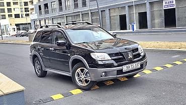 qara maşın: Mitsubishi Outlander – şəhər və yolsuzluq üçün praktik krossover. - — 4