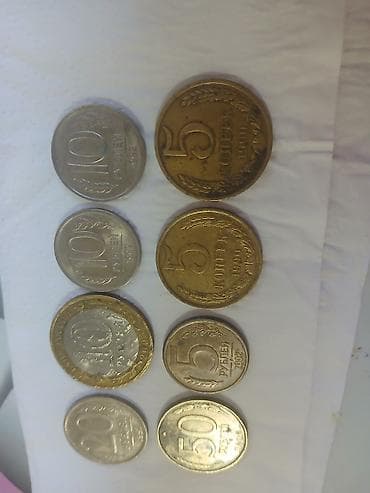 SSR və Rusiya pullarından ibarət xırda sikkə toplusu. 2 ədəd sovet 5