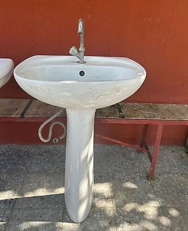 Duş şlanqları: Piyedestal tipli keramika əl-üz yuyan lavabolar – 2 ədəd - Material — 2