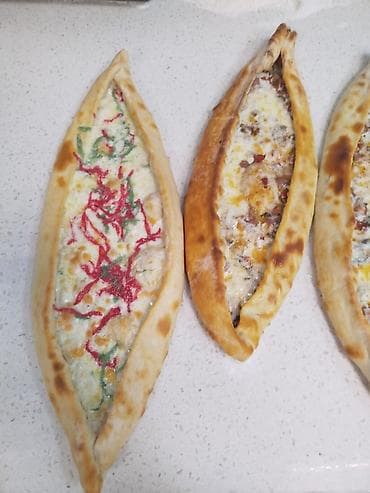 Ev üsulu bişirilən xəmir məhsulları - Pide: Uzun-oval formda
