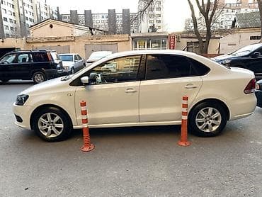 pm antena: Volkswagen Polo Sedan – ağ rəng, 4 qapı, kompakt və iqtisadi şəhər — 3