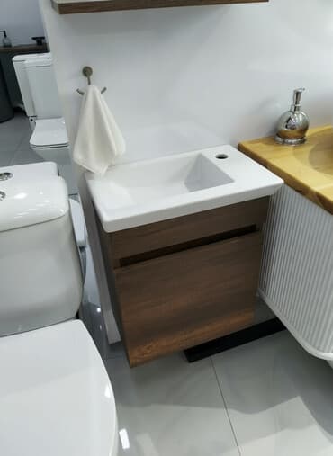 mebel arasi kafel: Ağ rəngli keramika lavabo və qəhvəyi rəngli taxta dolabdan ibarət bu — 1