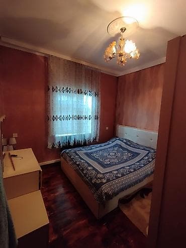 gencede ev: Satılır: həyət evi - Daş hasarlı, dəmir darvazalı həyət. Ön hissədə — 8