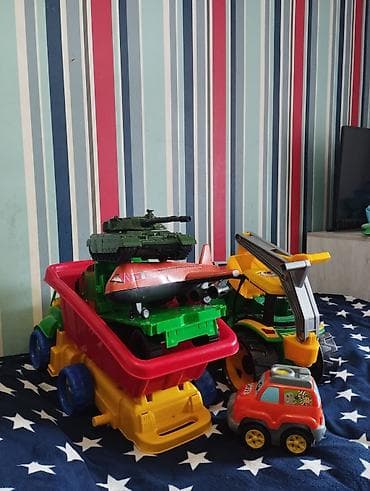 polis oyuncaq dəsti: Uşaq oyuncaqları dəsti Tərkib:aha - Yaşıl plastik tank – iri ölçülü — 1
