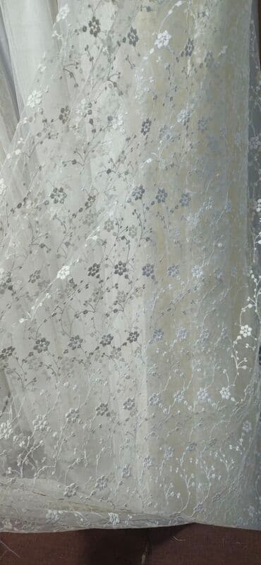 maqnit perde: Ağ rəngdə, zərif naxışlı tül pərdə. Otağa yüngüllük və incəlik qatır — 14