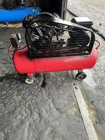 Sənaye tipli hava kompressoru - Qırmızı, təkərli şassi üzərində