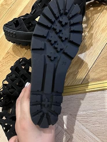 женские босоножки черные на тракторной подошве: Qadın çəkməsi – torvari (kəpənəkli) dizayna malik qara gladiator — 3