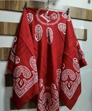 женские красные шарфы: Kəlağayılar. Bu kəlağayıların içi boş K hərfi ilə yazılıdı. Materialı — 12