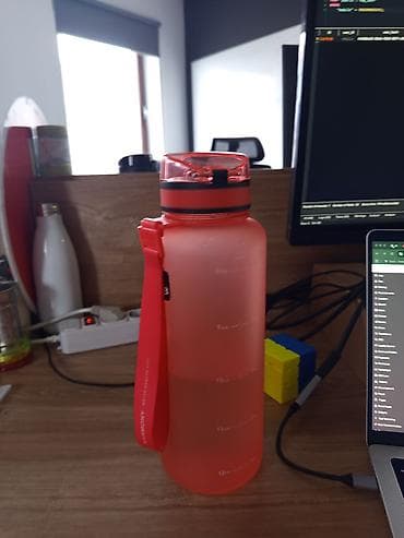 1998 ne ilidi: Böyük tutumlu su şüşəsi – qırmızı rəng - Təxmini 2 litr tutum — 1