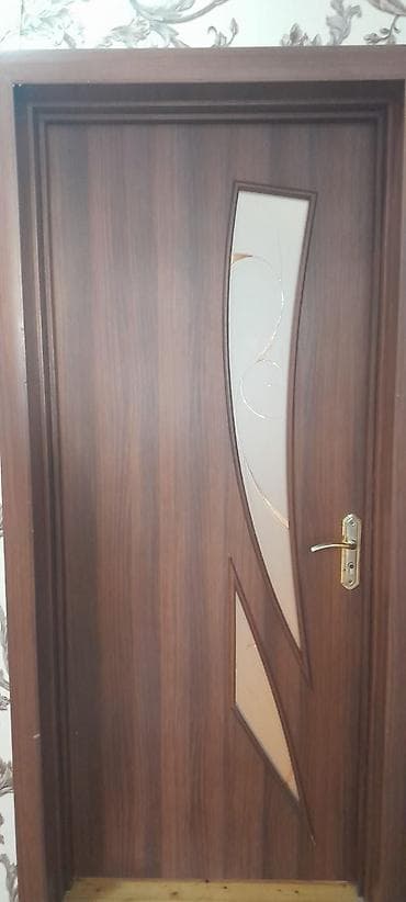 ламинат для пола: İç qapı – dekorativ şüşəli, taxta görünüşlü 1 ədədi 80 AZN 2 ədədir - — 1