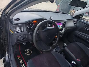 kia cerato 2010: Kia Rio hatchback – qara rəng, 5 qapı. Xüsusiyyətlər: - Kuzov — 5