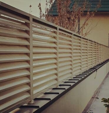 забор сетка: Gün qrıcı., üfüqi zolaqlı metal hasar. Bu cür hasarlar həyətlər və — 2