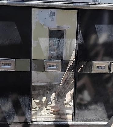 Qara şüşəli sürgülü qapılı dolab - Dizayn: Parlaq qara ön panel