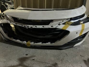 tofaş buferi: Chevrolet avtomobilinin ağ rəngdə olan ön bamperi. Bamper radiator — 2