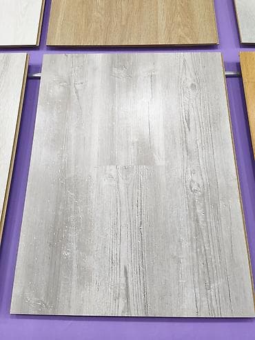 Ağ-boz tonlarda taxta fakturalı laminat döşəmə paneli - Rəng və — 1