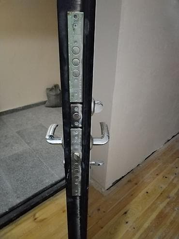 seyf dəmir qapı: Mənzil üçün İşlənmiş Giriş qapısı Glazok ilə, Ünvandan götürmə — 3