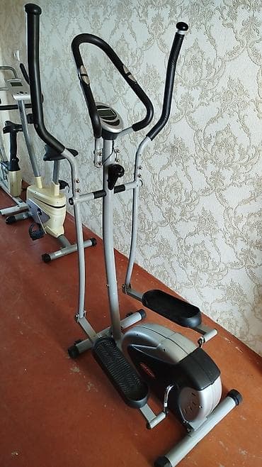 elliptik trenajor: Elliptik trenajor, idman zalında və ya evdə məşq etmək üçün nəzərdə — 1