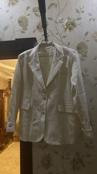 Ağ qadın blazer jaket - Ölçü : XL - Klassik qatlana bilən yaxalıq, 3 lalafo.az -da Ağ qadın blazer jaket - Ölçü : XL - Klassik qatlana bilən yaxalıq, 3