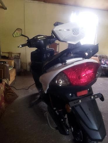 scooba skuter: Şəhər içi rahat və qənaətcil səyahətlər üçün ağ rəngli Elektrik moped — 3