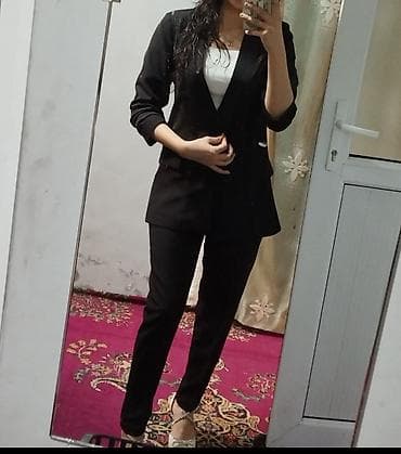 dəst geyimlər: Qadınlar üçün klassik qara kostyum dəsti - Tərkibi: Blazer (uzun — 1