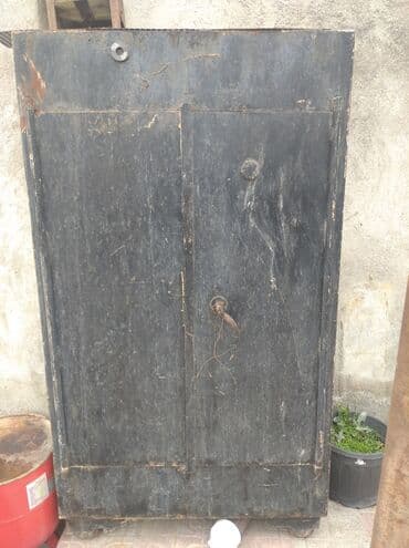 demir şkaf: 4 polkali seyfdi. Demirin qalinligina soz ola bilmez — 2