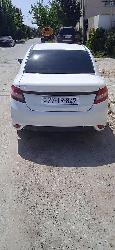 çeşqa 1.8: Satılık sedan avtomobil – ağ rəng, 4 qapı, ön və arxa tərəfdən geniş — 4