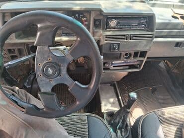 06 sekileri: VAZ 21099 sedan – qızılı rəng, 4 qapılı, ön ötürücülü. Mexaniki — 4