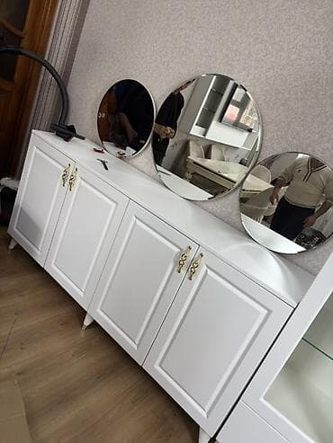 обеденный набор: Ağ rəngli qonaq otağı mebel dəsti Hər biri 500 azn Tərkibi: - 4 — 2