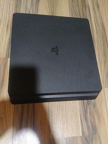 PlayStation 4 Slim bir pultu var,iki kabro var,iki dənə nakleyka,dört