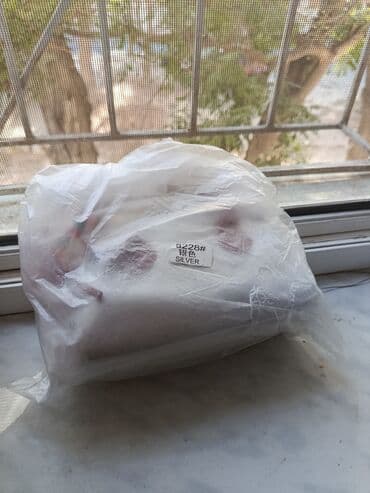 Lincoln: Gümüşü rəngdə, yumru formalı qadın əl çantası. Çantanın qırmızı — 3