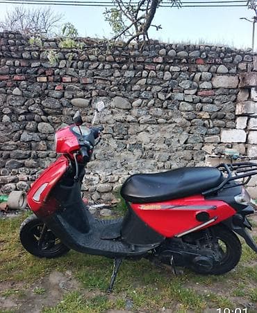 Qırmızı rəngli şəhər skuteri - Korpus: kompakт skuter, qırmızı-qara