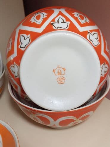 ikinci el ıran peci: Sovet dövrünə aid qədim farfor qablar dəsti. Tərkibi: - 2 ədəd desert — 4