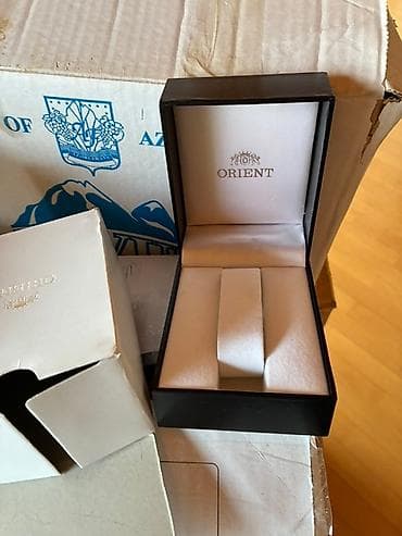 Orient saat qutusu - Brend: ORIENT (loqo və yazı qapağın içində və