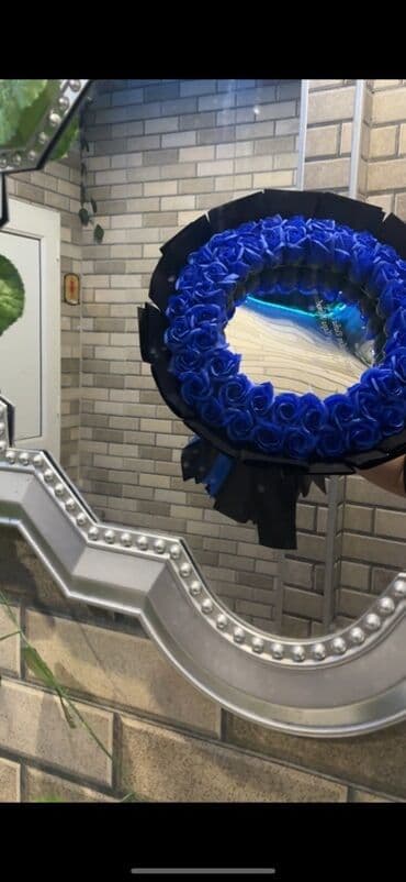 qara qizilgul satisi: Göylə mavi rəngli qızılgüllərdən ibarət, qara bükülmüş kağızla — 2