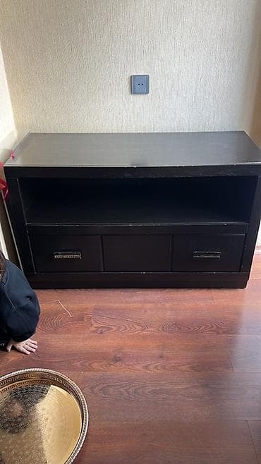 Tünd qəhvəyi rəngdə, şüşə qapısı və alt hissəsində çekməcələri olan — 2