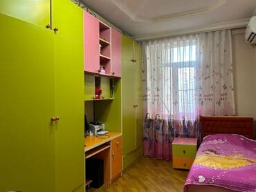 детская парта со стульчиком: Для девочки, Б/у, Односпальная кровать, 2 тумбы, Шкаф, Письменный стол — 1