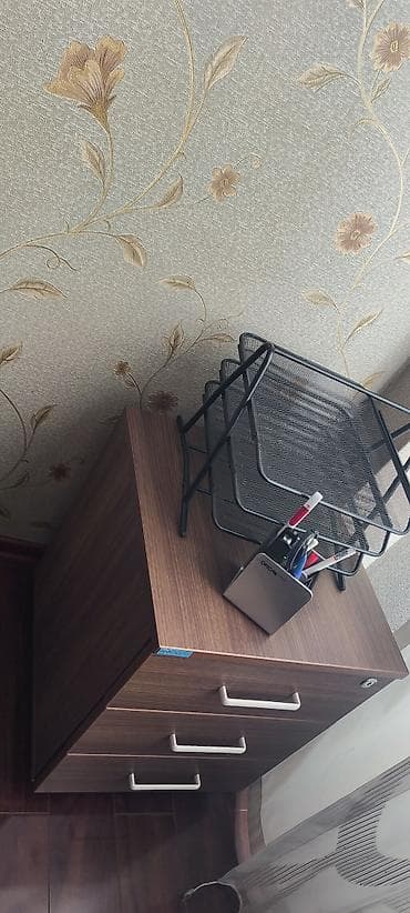 Ofis üçün 3 çekmecəli taxta tumbə Problem var bir ayağı sınıb - — 2