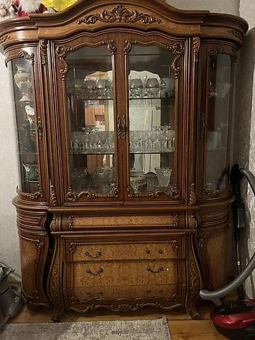 Klassik üslubda vitrin-bufet - Material: Təbii ağac karkas, oyma