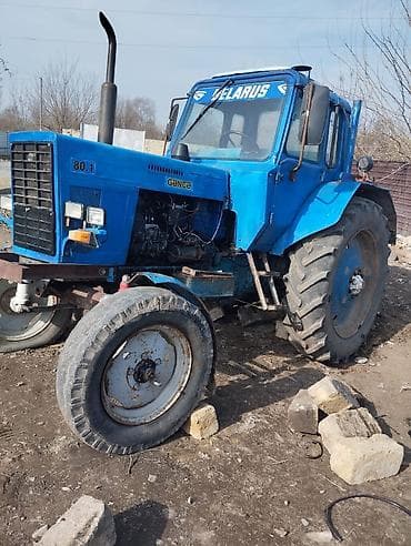 sol guzgu: Belarus 80.1 traktor - Güclü dizel mühərrik, önə çıxan vertikal — 2