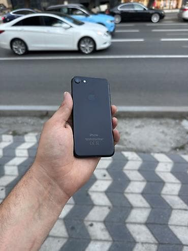 panel radiator: IPhone 8, Qara, Barmaq izi — 2
