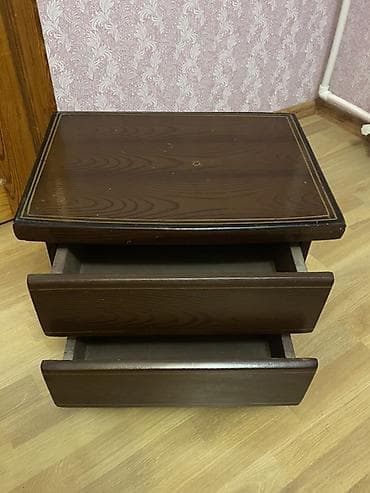 konsol masa: Tünd qəhvəyi rəngdə taxta tumbi (yataq otağı üçün). Qədimi - — 1