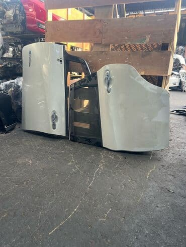 şüşələr: Ağ rəngdə avtomobil qapısı. Bu qapı, avtomobilin xarici görünüşünü — 2