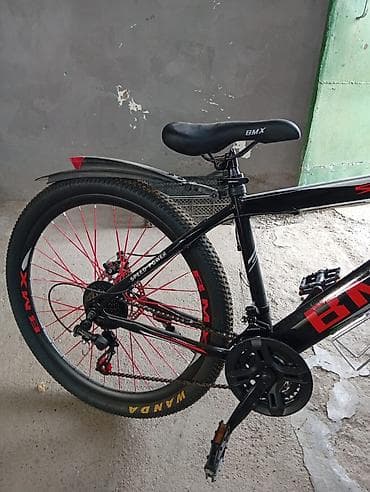 Elektrik velosipedlər: Ön amortizatorlu və disk əyləcli, qara rəngli dağ velosipedi. Qırmızı — 1